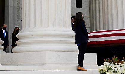 Γιούχαραν Τραμπ και Μελάνια ενώ απέτιαν φόρο τιμής στην Γκίνσμπεργκ!