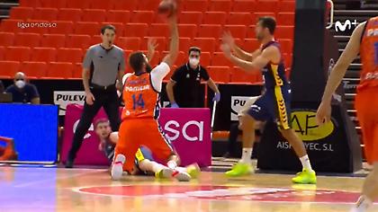 Έβαλε καλάθι… γονατιστός ο Ντούμπλιεβιτς! (video)