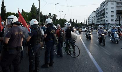 Σύνταγμα: Ένταση με διαδηλωτές που επιχείρησαν να κατευθυνθούν προς τουρκική πρεσβεία