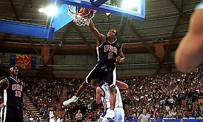 Βινς Κάρτερ: 20 χρόνια από το «κάρφωμα του θανάτου»… πάνω από τον Βάις! (videos)