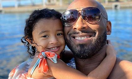 Η κορούλα του Κόμπι χαζεύει τον μπαμπά της σε φωτογραφία