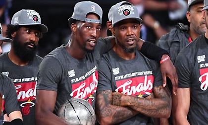 Ο Αντεμπάγιο πανηγυρίζει με τον «αδελφό» του Χάσλεμ