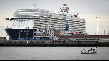 Στο λιμάνι του Πειραιά κατέπλευσε το «Mein Schiff 6», μέλη του πληρώματος του οποίου βρέθηκαν θετικά