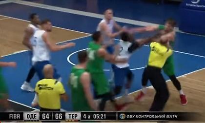 Χοντρό ξύλο σε φιλικό αγώνα μπάσκετ στην Ουκρανία (video)