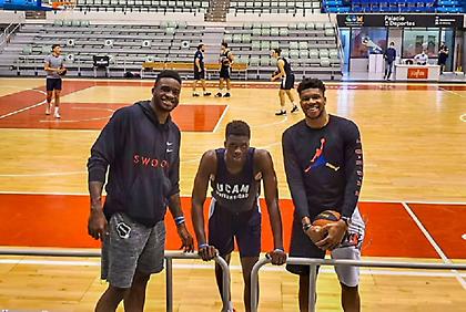 Οι αδερφοί Αντετοκούνμπο σε διαγωνισμό σουτ από το κέντρο στη Μούρθια (video)