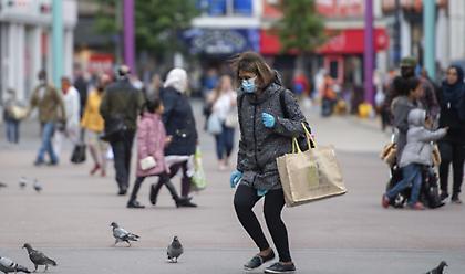 Βρετανία: Ρεκόρ με πάνω από 7.000 νέα ημερήσια κρούσματα κορωνοϊού