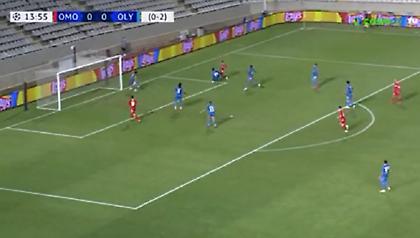 Ομόνοια-Ολυμπιακός: Φοβερό τάκλιν του Μπα μέσα στην περιοχή (video)