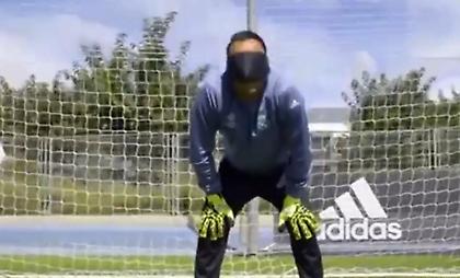Ο Κέιλορ Νάβας απέκρουσε πέναλτι με δεμένα μάτια (video)