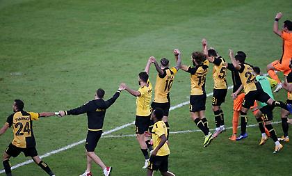 Το Όλε-Όλε των παικτών της ΑΕΚ προς τις άδειες εξέδρες (video)