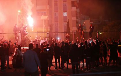 Αποθέωση για την ΑΕΚ έξω από το ΟΑΚΑ από πλήθος κόσμου (video/pics)