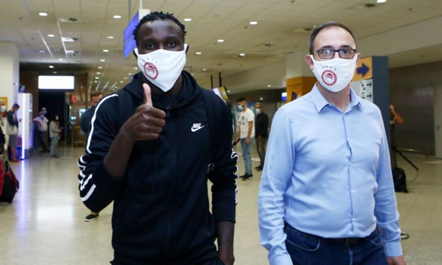 Στην Ελλάδα για τον Ολυμπιακό ο Μπρούμα: «Χαρούμενος που είμαι εδώ» (pics)