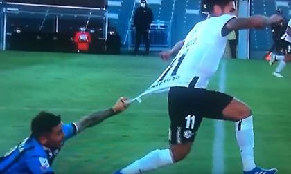 Το τράβηγμα φανέλας σε… άλλο επίπεδο (video)