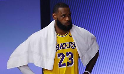 ΛεΜπρον: Ισοφάρισε το αρνητικό του ρεκόρ σε λάθη στους Τελικούς (video)