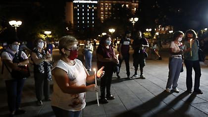 Χρυσή Αυγή: Με κεριά στο Σύνταγμα για τα θύματα εν αναμονή της δικαστικής απόφασης (pic+vid)