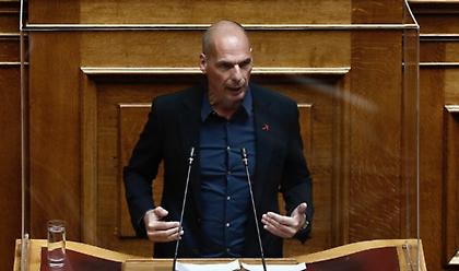 Πολιτική του δίωξη βλέπει ο Βαρουφάκης στο περιστατικό στην Αίγινα εν μέσω καραντίνας
