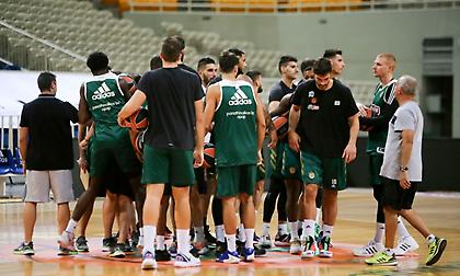 Οπαδοί του Παναθηναϊκού υποδέχθηκαν τους παίκτες έξω από το ΟΑΚΑ!