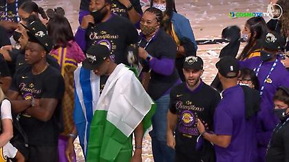 Ο Κ. Αντετοκούνμπο με την ελληνική σημαία στην απονομή (video)