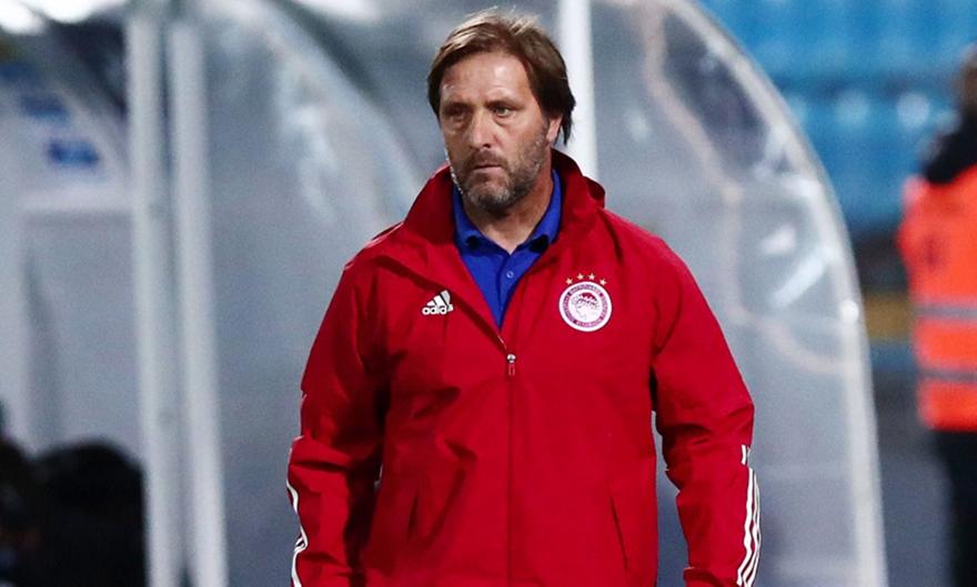 Σταματέλος: «Περιμένει τους διεθνείς ο Μαρτίνς»