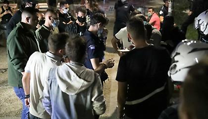 Ανησυχία προκαλούν εικόνες συνωστισμού σε Θεσσαλονίκη και Πάτρα, ενώ τα κρούσματα αυξάνονται