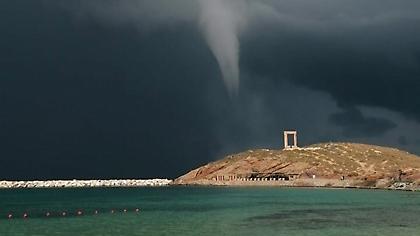 Εντυπωσιακός υδροστρόβιλος στη Νάξο (vid, photos)
