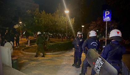 Θεσσαλονίκη: Αστυνομικοί απομάκρυναν κόσμο από πλατεία