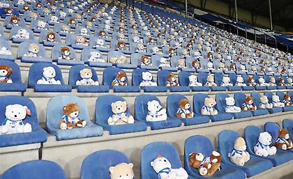 Μήνυμα κατά του παιδικού καρκίνου με 15.000 αρκουδάκια στις κερκίδες (video)
