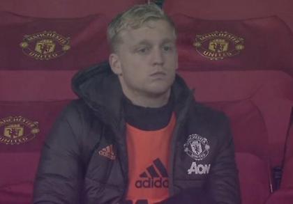 Ο Φαν ντε Μπεεκ παρακολουθούσε περίλυπος και ο Εβρά απορούσε... γιατί αποκτήθηκε (vid)