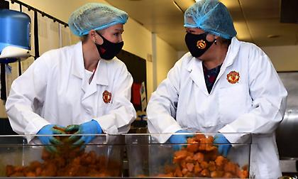 Παραδίδει 5.000 γεύματα σε σχολεία η Γιουνάιτεντ