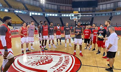 H τούρτα του Ολυμπιακού στον Άαρον Χάρισον (pics & vid)