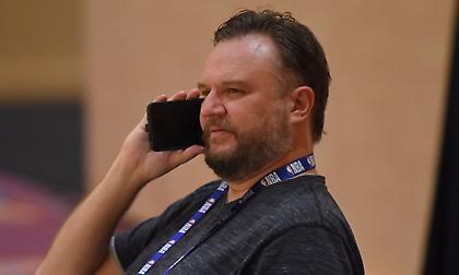 Πλησιάζει στους Σίξερς ο πρώην GM των Ρόκετς!