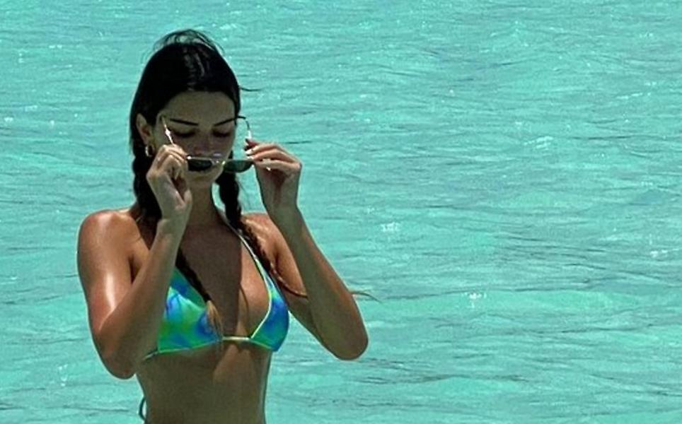 Οι «καυτές» πόζες της Κένταλ Τζένερ στα γενέθλια της Κιμ (pics)