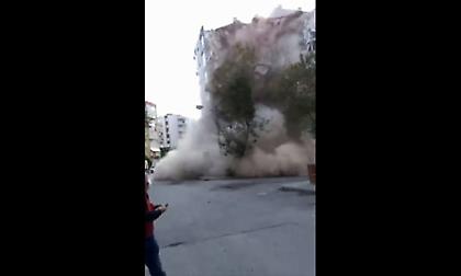 Σεισμός: Η στιγμή που πέφτει πολυκατοικία στην Τουρκία (video)