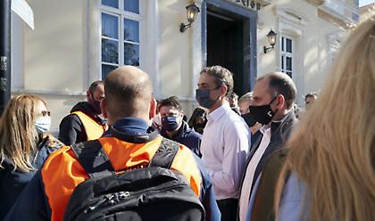 Μητσοτάκης από Σάμο: Θα αντιμετωπίσουμε το θέμα των παλαιών κτιρίων