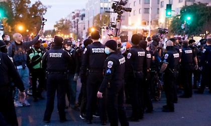 Εκατοντάδες υποστηρικτές του Τζο Μπάιντεν έξω από τον Λευκό Οίκο