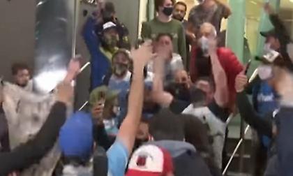 Έξαλλοι πανηγυρισμοί και αποθέωση του… γιατρού από οπαδούς του Μαραντόνα! (video)