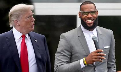 Πανηγύρισε την εκλογή Μπάιντεν με… τάπα στον Τραμπ ο ΛεΜπρόν!