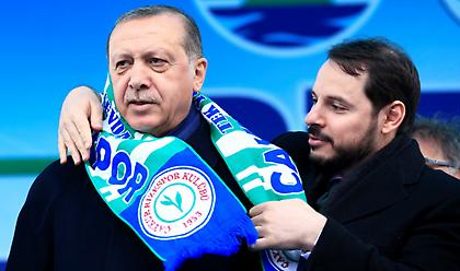Τουρκία: Ο Ερντογάν έκανε δεκτή την παραίτηση του γαμπρού του από τη θέση του υπουργού Οικονομικών