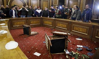 Ναγκόρνο Καραμπάχ: Έξαλλο πλήθος εισέβαλε στο κοινοβούλιο της Αρμενίας