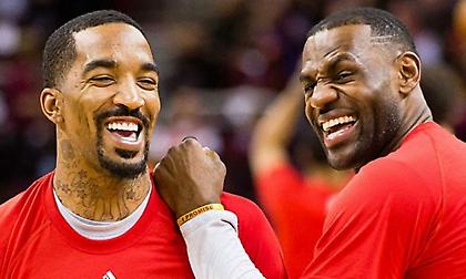 Τζέι Αρ Σμιθ: Βόλτα με χειρονομίες και «F…ck Donald Trump» στα ηχεία (video)