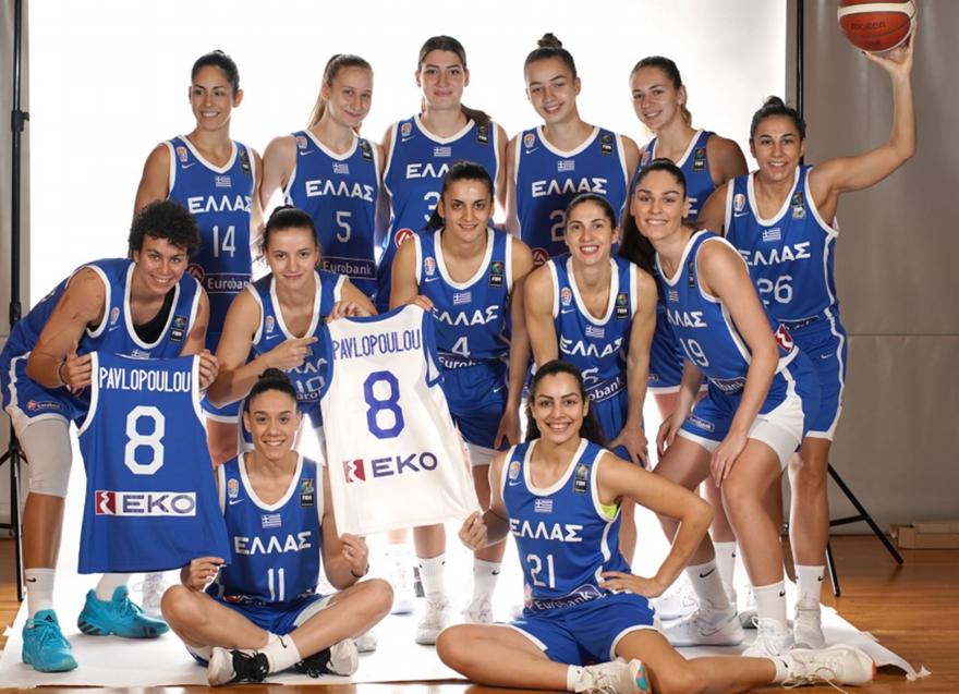 Σαν να ήταν εκεί και η θετική στον COVID 19 Παυλοπούλου (pics)