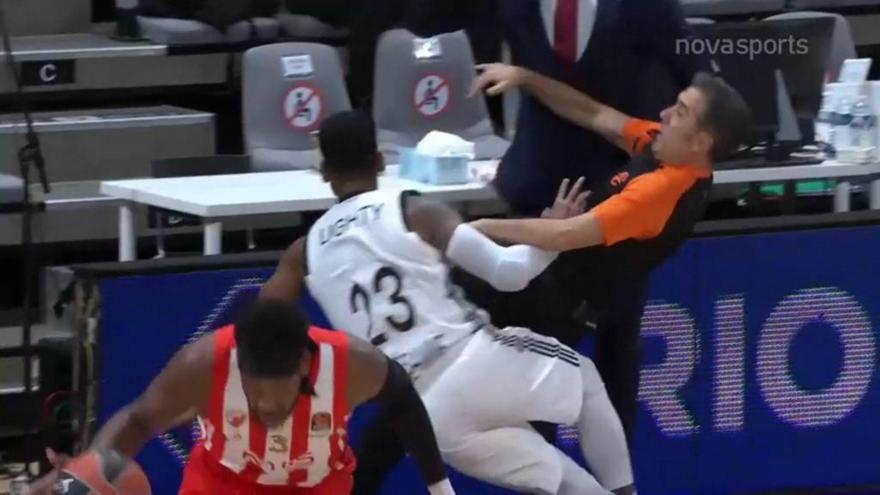 Τράκαρε με διαιτητή ο Λόιντ (video)