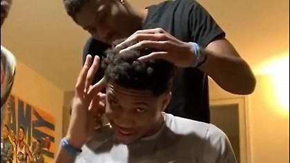 Ο Κώστας κούρεψε τον Γιάννη Αντετοκούνμπο (video)