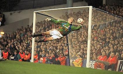 Θυμήθηκε τις απίστευτες αποκρούσεις του Σμάιχελ η UEFA (video)