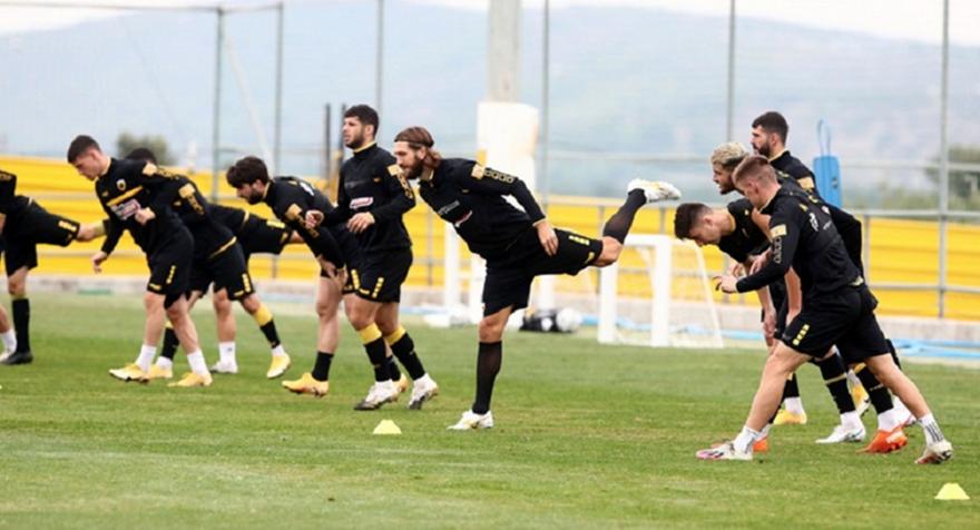 Με Νεντελτσιάρου και... αρνητικούς η προπόνηση της ΑΕΚ