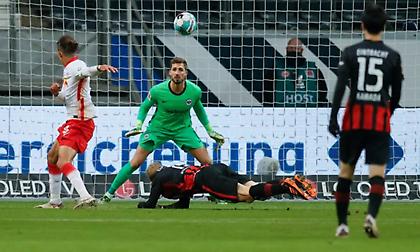 Έπαιξε… μπάλα η παράδοση στην Φρανκφούρτη