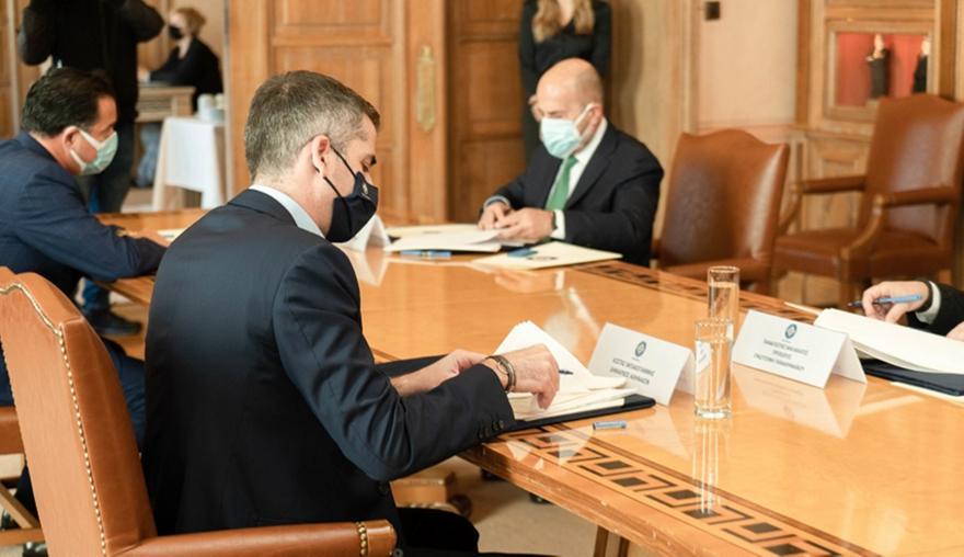 Μπακογιάννης: «Να βρούμε λύση και για μπάσκετ-Μην φάμε πάλι τις σάρκες μας»