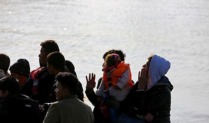 Σορός άνδρα κοντά σε ημιβυθισμένο σκάφος που μετέφερε μετανάστες σε παραλία της Ρόδου