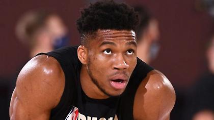 Μοίρασε κούτες με τρόφιμα στα Σεπόλια Γιάννης (pics)