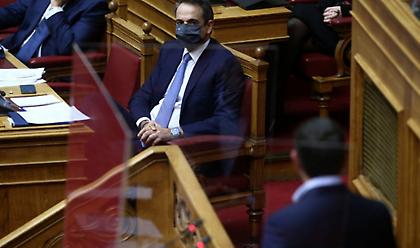 Με Γεραπετρίτη, Πολάκη και «3 επιστολές» η κόντρα Μητσοτάκη - Τσίπρα στη Βουλή