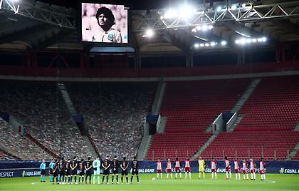 Ενός λεπτού σιγή στο Καραϊσκάκης για τον Μαραντόνα